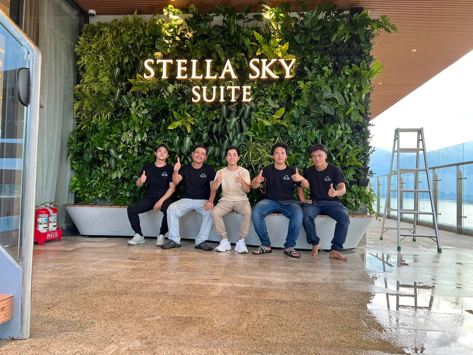 đội thi công trước tường cây resort President Suite Stella Sky Suite đã hoàn thiện