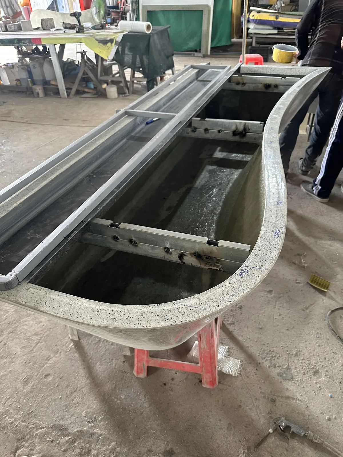 bồn composite chứa nước và hệ tưới tuần hoàn của tường cây Stella Sky Suite trước khi hoàn thiện