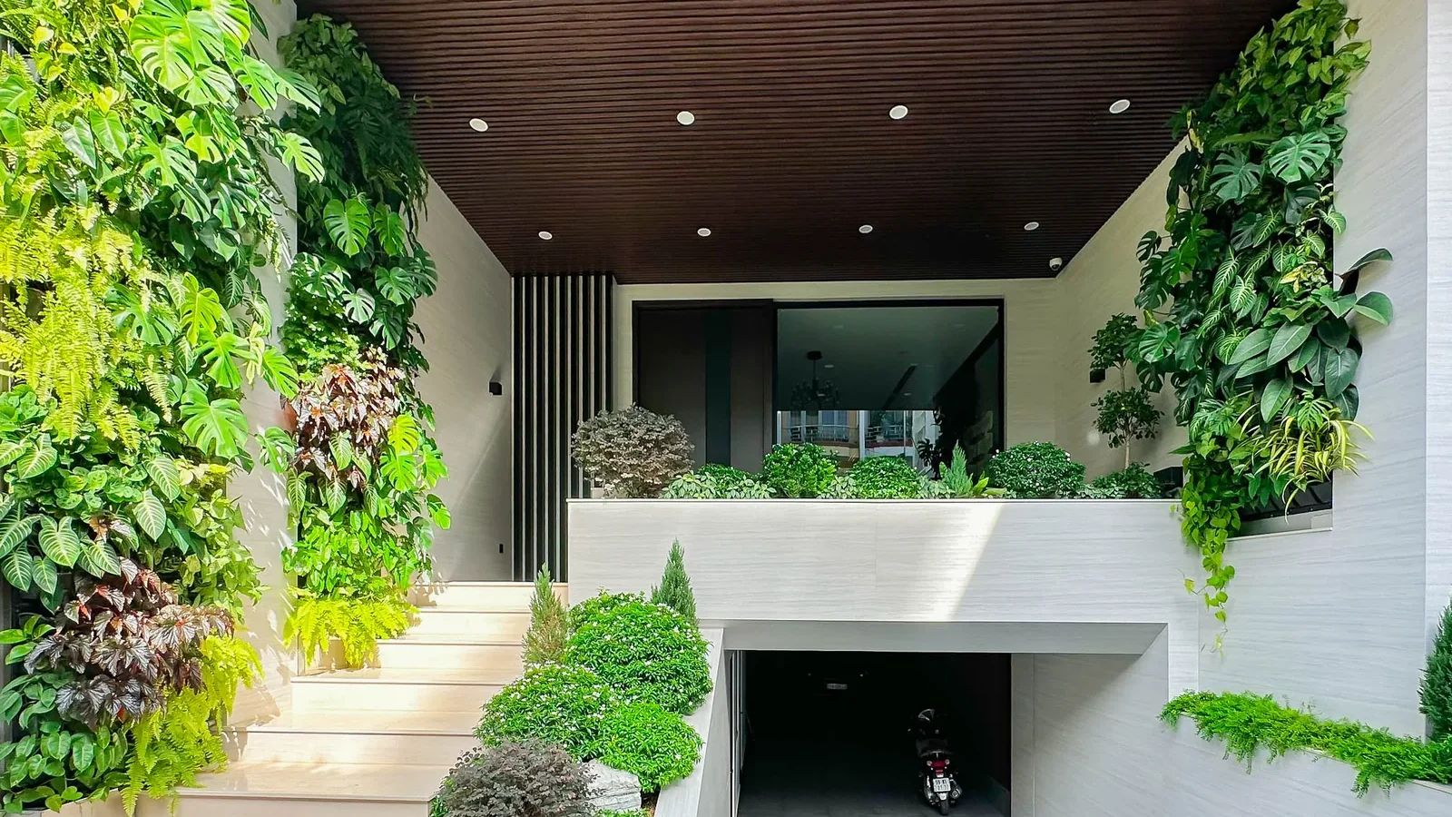 Tường cây xanh: Những điều cần biết trước thi công tại TP.HCM